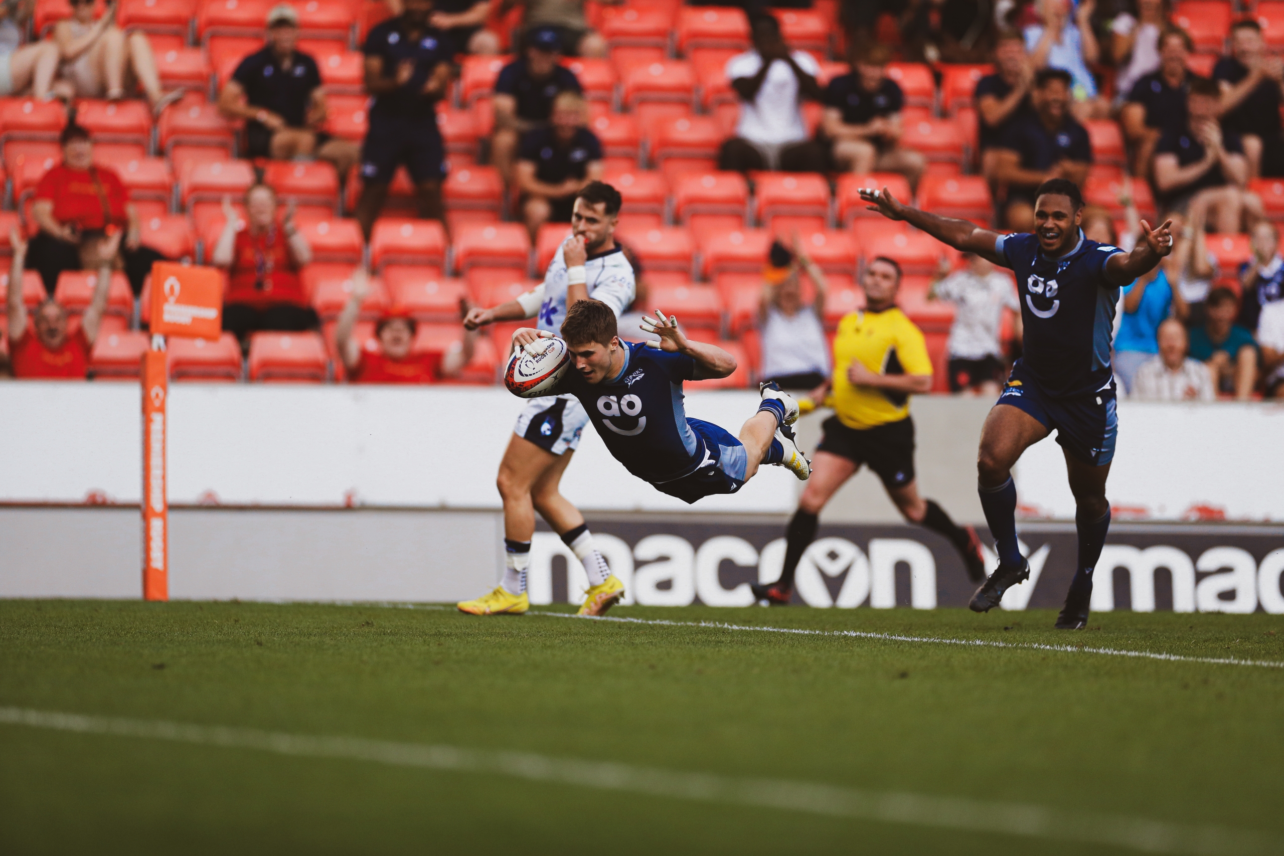 Nye Young score incredible solo try!