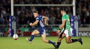 Fly-half Curtis signs new deal 