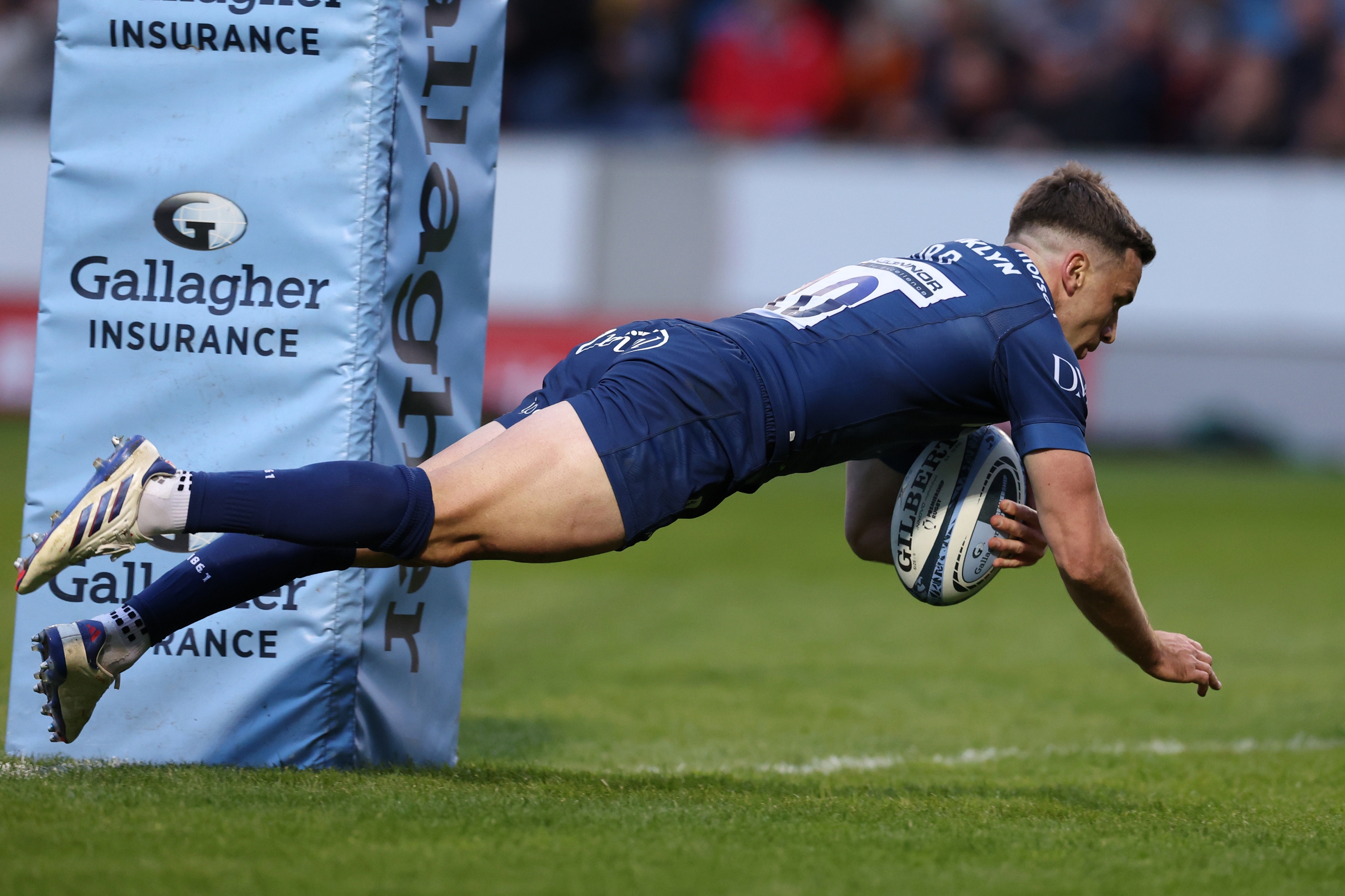 Sharks go second after emphatic Saracens win